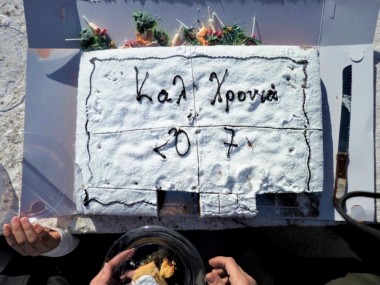 Η ενορία της Γαρδελιώτισσας στην Λακηθρα έκοψε την πίτα της (εικόνες)