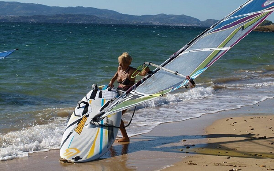 Στο ρεκόρ γκίνες η 82χρονη Αναστασία Γερολυμάτου - Παγκόσμια αναγνώριση για την Κεφαλονίτισα windsurfer