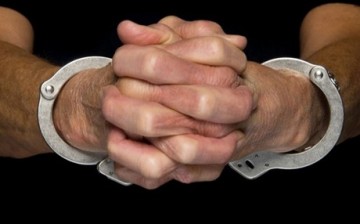 Χειροπέδες σε 38χρονο που βιντεοσκοπούσε ανήλικη σε παραλία