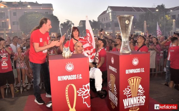 Συγκινητικές στιγμές για τον Σπύρο τον Ολυμπιακάρα, από το Δημοτικό Γηροκομείο Αργοστολίου, όταν άγγιξε τα ευρωπαϊκά τρόπαια του Θρύλου! (video)