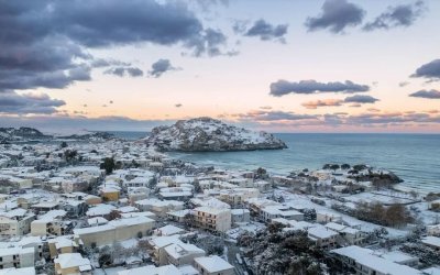 Στα λευκά τα νησιά του Αιγαίου – Το χιόνι έφτασε μέχρι τη θάλασσα, εντυπωσιακές εικόνες