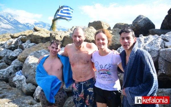 Ο Χριστόφορς Σκλαβούνος (αριστερά) μαζί με τους υπόλοιπους βουτηχτές στην Πεσσάδα