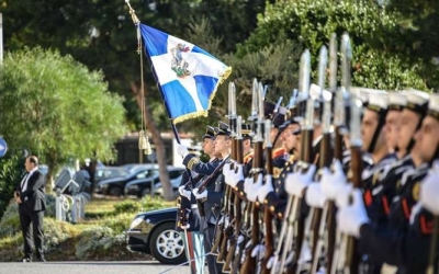 Αναδρομικές μειώσεις μισθών για τους ένστολους