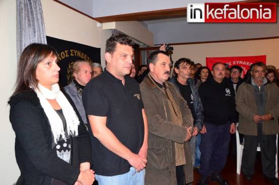 O Χριστόφορος Χουρμούζης δίπλα στον Χρήστο Παππά και τη σύζυγό του Ρούλα Χαλιώτη που επίσης παραιτήθηκε