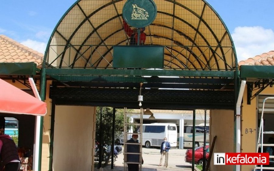 Ομορφαίνει! Εργασίες συντήρησης στην Αγορά Αργοστολίου! (εικόνες)