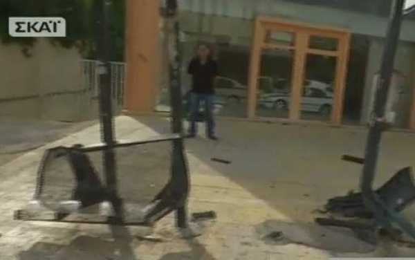 Εκτακτο: ΙΧ έπεσε σε στάση λεωφορείου στη Μεταμόρφωση -1 νεκρός, 3 τραυματίες