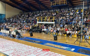 Συμβαίνει τώρα - Κατάμεστο το &quot;Αντώνης Τρίτσης&quot; για την ομιλία της Μαρίας Καρυστιανού