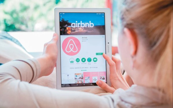 Μέτρα ετοιμάζει η κυβέρνηση: Ημερολογιακό πλαφόν στους τρεις μήνες για τα Airbnb