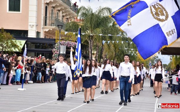 Στα ''γαλανόλευκα'' το Αργοστόλι! Εθνική Υπερηφάνεια στην παρέλαση για τον εορτασμό της 25ης Μαρτίου 1821! (video)