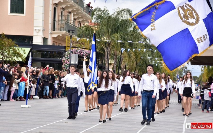 Στα ''γαλανόλευκα'' το Αργοστόλι! Εθνική Υπερηφάνεια στην παρέλαση για τον εορτασμό της 25ης Μαρτίου 1821! (video)