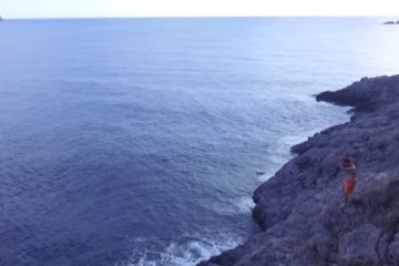 Βουτιά στη θάλασσα από βράχο ύψους 28 μέτρων - Δείτε βίντεο