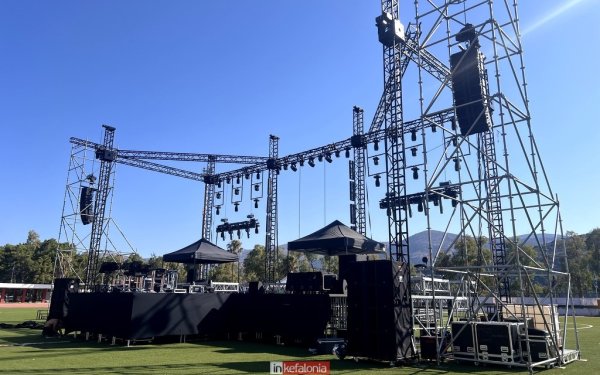 Έτοιμο το stage για τη μεγάλη συναυλία του Γιώργου Κακοσαίου στο Αργοστόλι