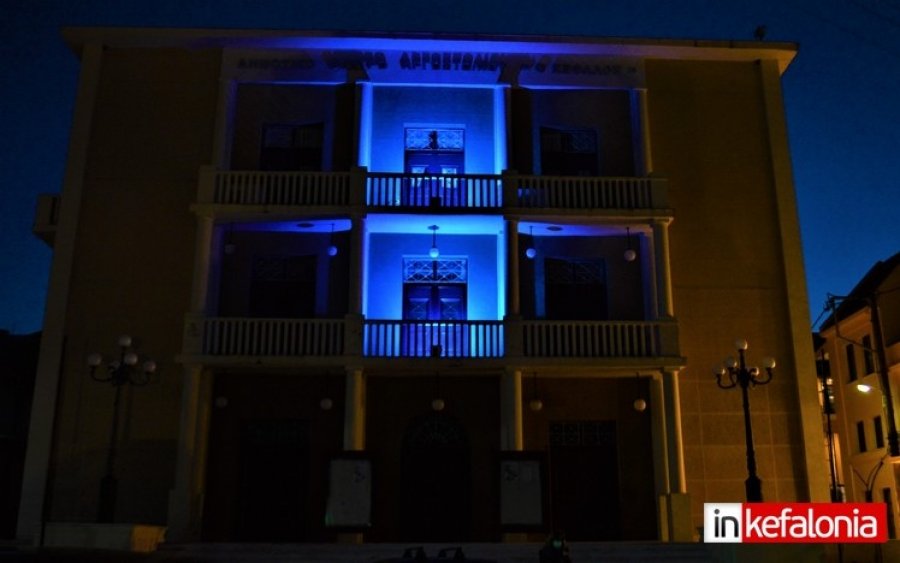 Αργοστόλι: Στα μπλε το Δημοτικό Θέατρο "Ο Κέφαλος" για την Παγκόσμια Ημέρα Αυτισμού (εικόνες)