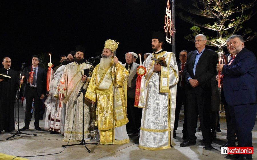 "Χριστός Ανέστη" - Το αναστάσιμο μήνυμα από την πλατεία Αργοστολίου μέσα σε πανδαισία βεγγαλικών! (εικόνες/video)