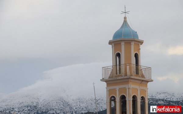 Στα λευκά "ντύθηκαν" και τα γύρω βουνά της Κεφαλονιάς (εικόνες)