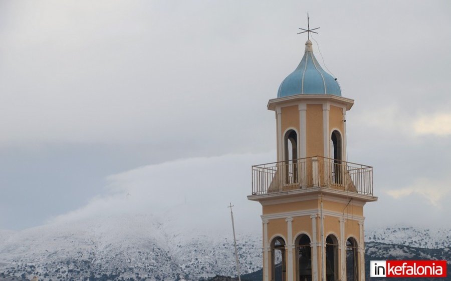 Στα λευκά "ντύθηκαν" και τα γύρω βουνά της Κεφαλονιάς (εικόνες)