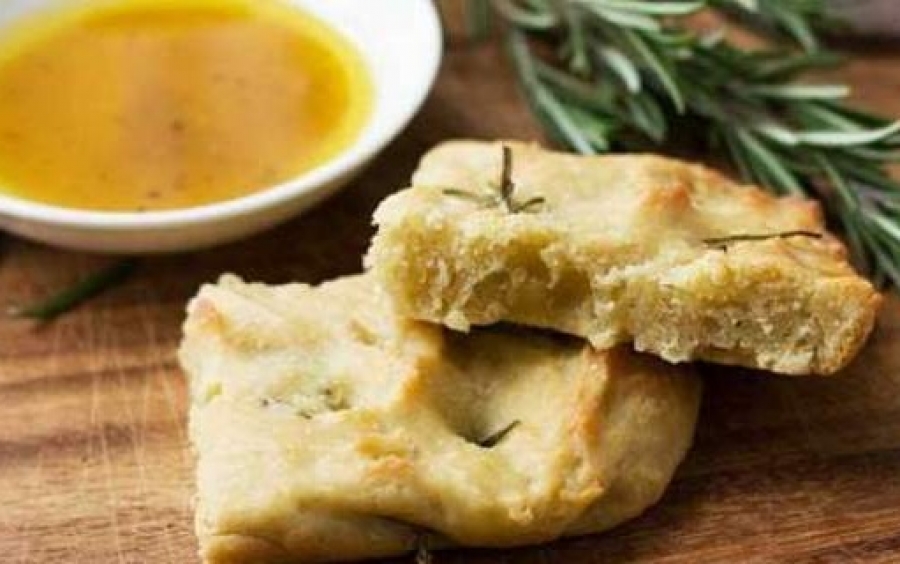 Ψωμί focaccia με δενδρολίβανο και λάδι