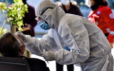 &Kappa;&omicron;&rho;&omicron;&nu;&omicron;ϊό&sigmaf;: 808 &nu;έ&alpha; &kappa;&rho;&omicron;ύ&sigma;&mu;&alpha;&tau;&alpha;, 24 &theta;ά&nu;&alpha;&tau;&omicron;&iota;, 392 &delta;&iota;&alpha;&sigma;&omega;&lambda;&eta;&nu;&omega;&mu;έ&nu;&omicron;&iota; - &Chi;&omega;&rho;ί&sigmaf; &nu;έ&alpha; &kappa;&rho;&omicron;ύ&sigma;&mu;&alpha;&tau;&alpha; &eta; &Kappa;&epsilon;&phi;&alpha;&lambda;&omicron;&nu;&iota;ά (7/6)