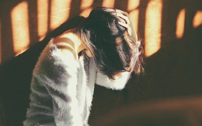 5 φυσικές θεραπείες για τον πονοκέφαλο, σύμφωνα με την επιστήμη