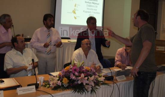 Πρώτα βράβευση, μετά… μπουρλότο! (video)