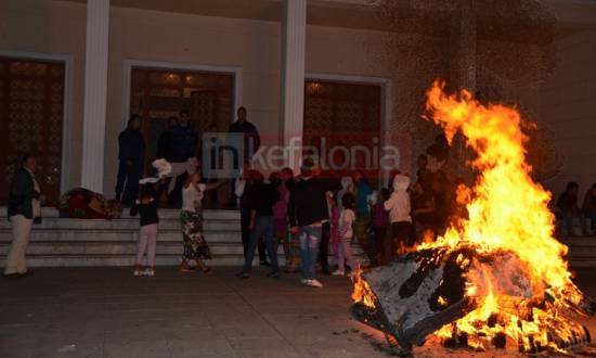 Πανικός στο δικαστικό μέγαρο από εξαγριωμένους Ρομά (ανανεωμένο - photos + video)