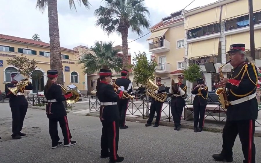 Φιλαρμονική Δήμου Αργοστολίου &quot;Διονύσιος Λαυράγκας&quot;: Τα Κεφαλονίτικα κάλαντα στα σπίτια και τις γειτονιές του Αργοστολίου (video)