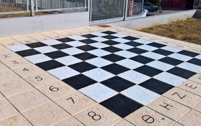 Ένα τεράστιο σκάκι στο σχολικό συγκρότημα στο Φαραώ