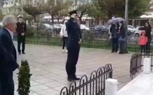 Πόρος: Υπό βροχή η κατάθεση στεφάνων για τον εορτασμό της 28ης Οκτωβρίου