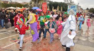 Ούτε οι σεισμοί, ούτε και οι… μπόρες σταμάτησαν τους Καρναβαλιστές! - Πολύ κέφι στην παρέλαση του Αργοστολίου (εικόνες + video)