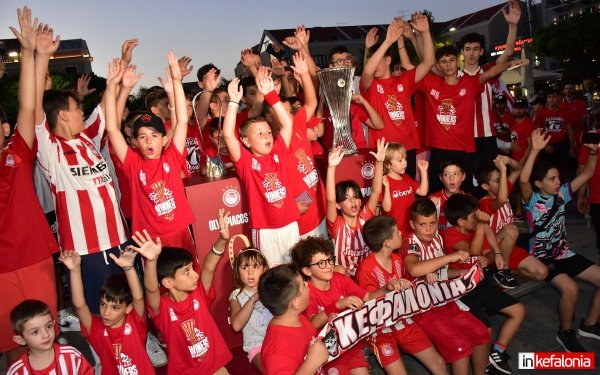 ‘’Καραϊσκάκη’’ η πλατεία Αργοστολίου! Παροξυσμός στην Κεφαλονιά για τις ευρωπαϊκές κούπες του Ολυμπιακού! (video)