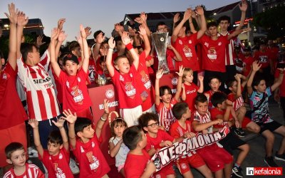 ‘’Καραϊσκάκη’’ η πλατεία Αργοστολίου! Παροξυσμός στην Κεφαλονιά για τις ευρωπαϊκές κούπες του Ολυμπιακού! (video)