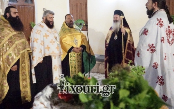 Με λαμπρότητα ο Μέγας εσπερινός της εορτής της ανύψωσης του Τιμίου Σταυρού στα Κηπούρια (εικόνες)