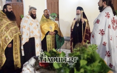 Με λαμπρότητα ο Μέγας εσπερινός της εορτής της ανύψωσης του Τιμίου Σταυρού στα Κηπούρια (εικόνες)