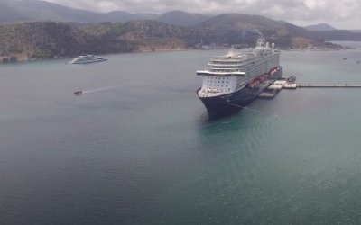 Χαμηλή πτήση πάνω από τα τέσσερα Κρουαζιερόπλοια στο Αργοστόλι! (video)