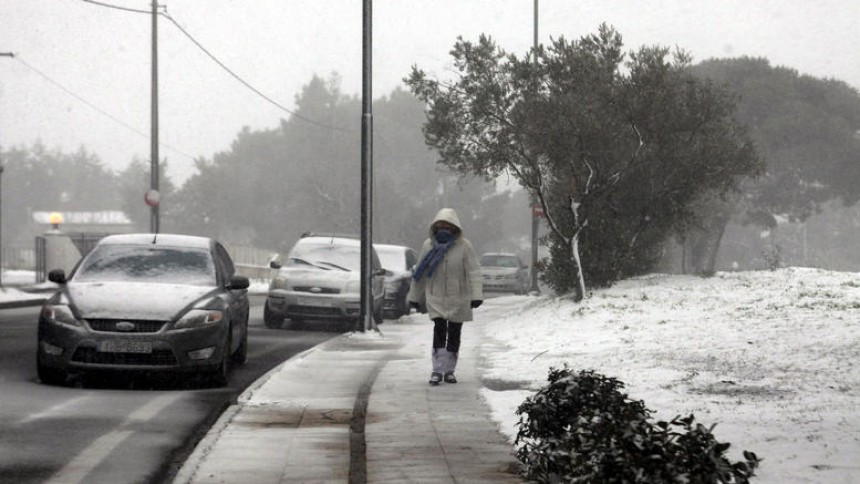 Τσουχτερό κρύο και χιόνια στην Πάρνηθα