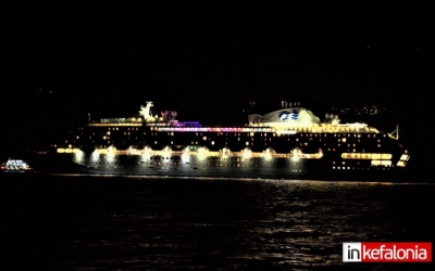 H εντυπωσιακή ... βραδινή έξοδος του Sea Princess από το Αργοστόλι (εικόνες)