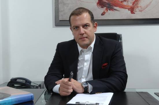 O πλαστικός χειρούργος Δρ Αθανάσιος Αθανασίου