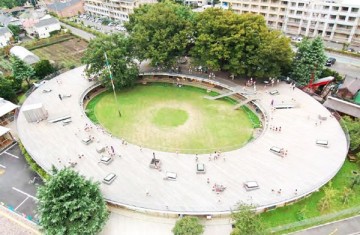 Σχολείο χωρίς τοίχους & με οροφή… παιδική χαρά!