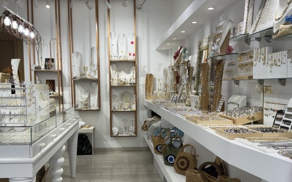 Ζητείται πωλήτρια για κατάστημα με κοσμήματα στο Λιθόστρωτο