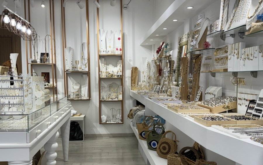 Ζητείται πωλήτρια για κατάστημα με κοσμήματα στο Λιθόστρωτο