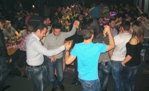 «Έσπασαν» τα κορμιά τους στο Bass club