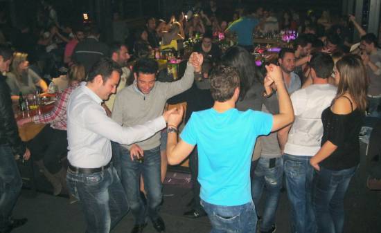 «Έσπασαν» τα κορμιά τους στο Bass club