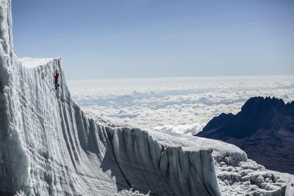 Σκαρφαλώνοντας στους παγετώνες του Κιλιμάντζαρο!