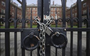 O Τραμπ απειλεί να κλείσει την πόρτα του Harvard στους ξένους φοιτητές