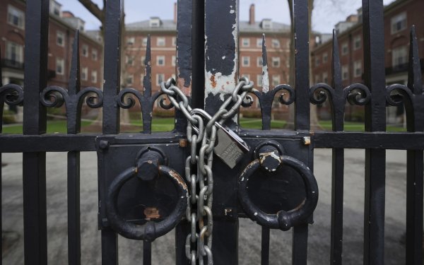 O Τραμπ απειλεί να κλείσει την πόρτα του Harvard στους ξένους φοιτητές
