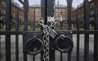 O Τραμπ απειλεί να κλείσει την πόρτα του Harvard στους ξένους φοιτητές