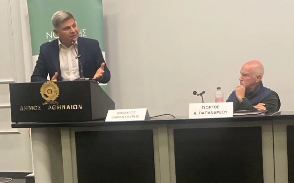 Σε εκδήλωση της ΠΑΣΠ Νομικής ο Φαραντούρης μαζί με τον Γιώργο Παπανδρέου