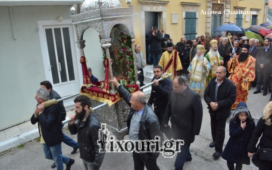 Ληξούρι: Λιτάνευση του Θρόνου και του Ιερού Λειψάνου του Αγίου Χαραλάμπη υπό βροχή! (εικόνες)