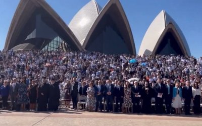 Συγκίνηση στην Αυστραλία - Οι Έλληνες της διασποράς τραγουδούν τον εθνικό ύμνο έξω από την όπερα του Σίδνεϋ