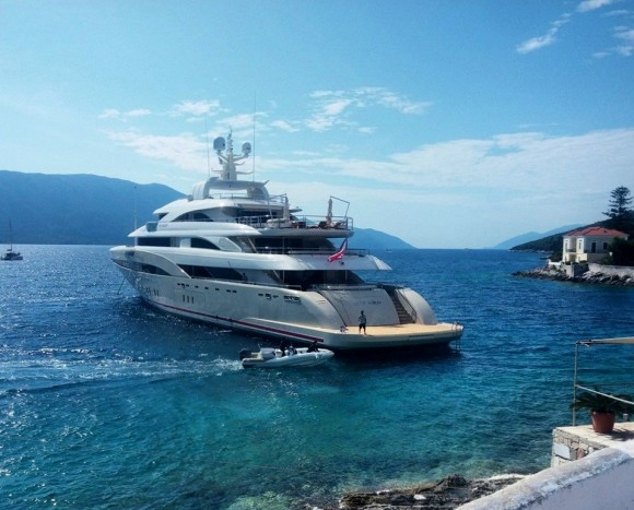 Η εντυπωσιακή θαλαμηγός "O pari 3" στο Φισκάρδο